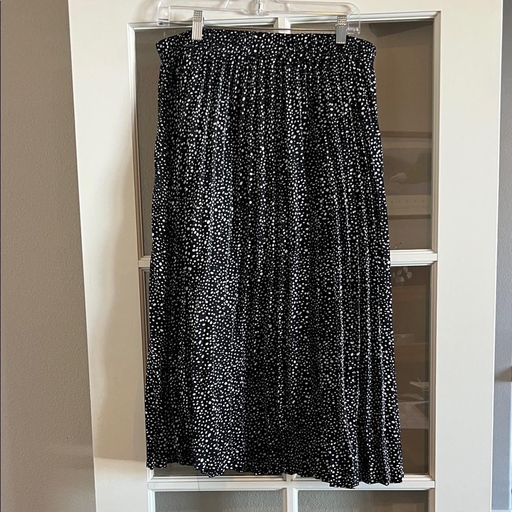 Chic Black and White Polka Dot Maxi Skirt - Picture 5 of 8